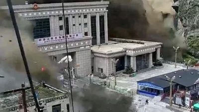 নেপালে বন্যায় ভেসে যায় এই ভবন (ছবি: রয়টার্স)