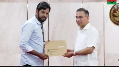 ভুক্তভোগী পরিবারের এক সদস্যের হাতে চাকরির নিয়োগপত্র তুলে দিচ্ছেন প্রধানমন্ত্রী তারেক রহমান