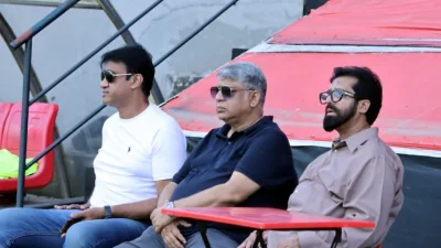 আমের খান বামে, সবার ডানে আমিরুল ইসলাম বাবু।