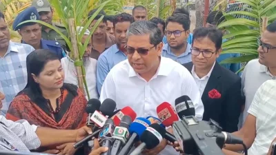 সাংবাদিকদের সঙ্গে কথা বলছেন স্থানীয় সরকার, পল্লী উন্নয়ন ও সমবায় প্রতিমন্ত্রী মীর শাহে আলম (ফাইল ছবি)