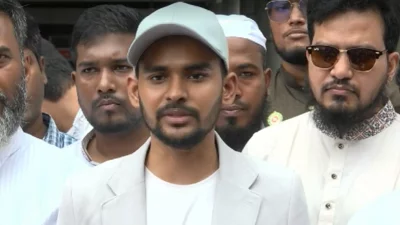 বিমানবন্দরে সংবাদিকদের সঙ্গে কথা বলছেন এনসিপিরমুখপাত্র আসিফ মাহমুদ সজীব ভূঁইয়া