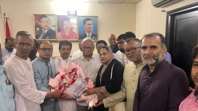 বিএনপির ভারপ্রাপ্ত মহাসচিব রুহুল কবির রিজভীকে ফুল দিয়ে শুভেচ্ছা ও অভিনন্দন জানিয়েছেন যুগপৎ আন্দোলনের অন্যতম শরিক জোট জাতীয়তাবাদী সমমনা জোটের শীর্ষ নেতারা