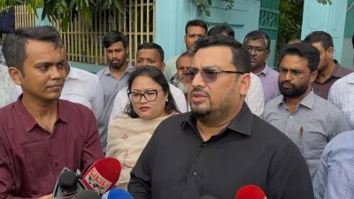 নারায়ণগঞ্জ সদর ভূমি অফিসে আকস্মিক পরিদর্শনে ভূমি ও পার্বত্য চট্টগ্রামবিষয়ক প্রতিমন্ত্রী মীর হেলাল (ছবি: সংগৃহীত)