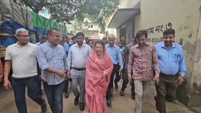 সাভারে সাংবাদিকদের সঙ্গে কথা বলেন মন্ত্রী আফরোজা খানম রিতা