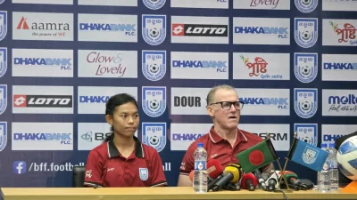 সংবাদ সম্মেলনে কোচ পিটার বাটলার ও অধিনায়ক মারিয়া মান্দা।