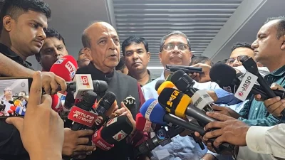 স্থানীয় সরকারমন্ত্রী ড. মঈন খানের সঙ্গে সাক্ষাৎ শেষে সাংবাদিকদের প্রশ্নের জবাব দেন ঢাকায় নিযুক্ত ভারতের হাইকমিশনার দীনেশ ত্রিবেদী