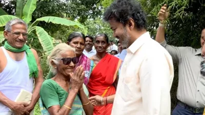 বৃদ্ধা সানগ্লাসটি চোখে দিয়ে মুখ্যমন্ত্রীর হাত ধরে তার পাশাপাশি হাঁটেন। ছবি: ইন্ডিয়া টুডে