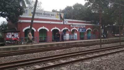 সোমবার রাতে এ ঘটনায় ওই নারী যাত্রী সান্তাহার জিআরপি থানায় মামলা করেছেন