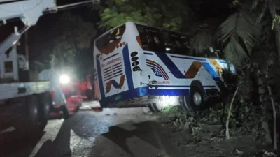 জামালপুর সদর উপজেলায় ইজিবাইকের ওপর বাস উল্টে পড়ে পড়ে চার জন নিহত হয়েছেন