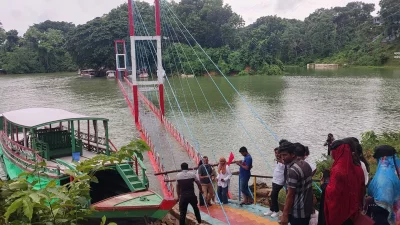 রাঙামাটির প্রধান আকর্ষণ ঝুলন্ত সেতু এখন পানির নিচে তলিয়ে আছে