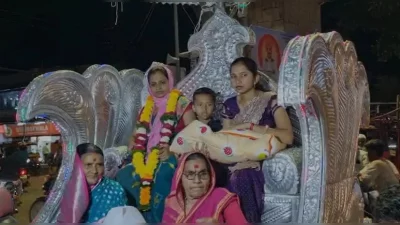 ক্ষণটিকে স্মরণীয় করে রাখতে নবজাতক ও তার মাকে ব্যান্ডপার্টি বাজিয়ে পুষ্পসজ্জিত রথে চড়িয়ে ঘরে তুলেছে পরিবারটি। ছবি: এনডিটিভি