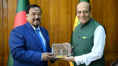জাতীয় সংসদের স্পিকার হাফিজ উদ্দিন আহমদের সঙ্গে ভারতের হাইকমিশনার দীনেশ ত্রিবেদীর সাক্ষাৎ