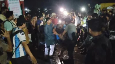 ডুবে যাওয়া ট্রলারের যাত্রীদের উদ্ধারে অভিযান
