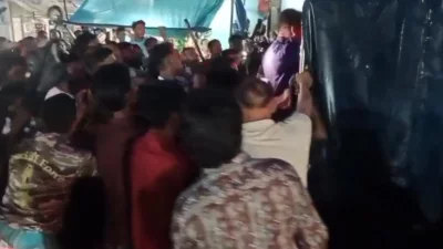 স্থানীয়রা তাকে যুবককে ধরে পুলিশে দিলেন