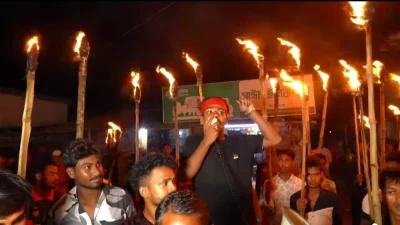 কর্ণহার থানার সামনে মশাল মিছিল ও বিক্ষোভ