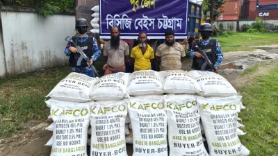 পাচারকারিদের থেকে উদ্ধার করা সার