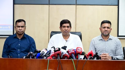 সংবাদ সম্মেলনে বক্তব্য রাখছেন অতিরিক্ত পুলিশ কমিশনার (গোয়েন্দা) মো. শফিকুল ইসলাম