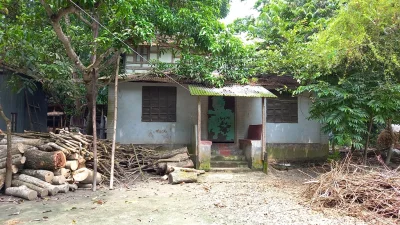 মাদারীপুরের এই বাড়িটিতেই বিস্ফোরণের ঘটনা ঘটেছে।
