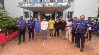 ফেনীর দাগনভূঞায় স্বামীকে আটকে রেখে স্ত্রীকে ধর্ষণচেষ্টার অভিযোগে ছয় জনকে গ্রেফতার করেছে পুলিশ
