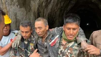 সুড়ঙ্গে দীর্ঘ ১০ দিন আটকে থাকার পর লুহাইতাও নামে এক চীনা নাগরিককে জীবিত উদ্ধার করা হয়েছে। ছবি: দ্য কাঠমান্ডু পোস্ট