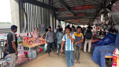ওভারব্রিজ যেন মিনি শপিংমল