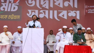 কথা বলছেন মজিবুর রহমান মঞ্জু