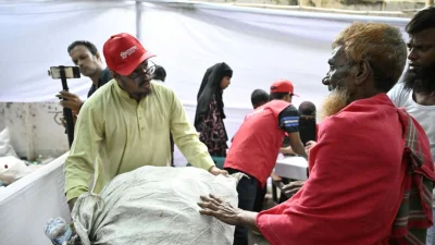 কামরাঙ্গীরচরে প্লাস্টিক জমা দিয়ে কেনাকাটা করছেন ক্রেতারা