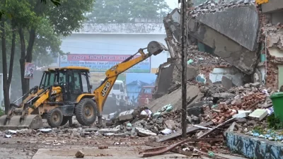 ভারতের উত্তর প্রদেশের একটি সমজিদকে বুলডোজার দিয়ে গুঁড়িয়ে দেওয়া হয়েছে। ছবি: এএনআই