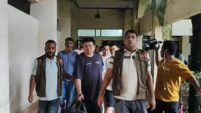 কক্সবাজার শহরের একটি হোটেল থেকে ১ হাজার ৯৩৮টি আইফোন, ৪০টি ল্যাপটপ ও যোগাযোগ সরঞ্জামসহ চীনের ছয় নাগরিককে গ্রেফতার করেছে পুলিশ