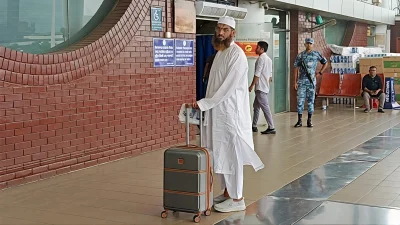 বিমানবন্দরে মামুনুল হক