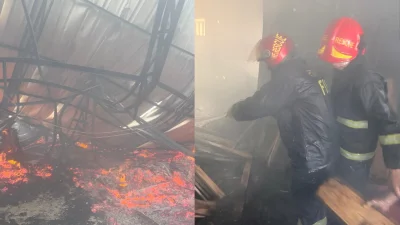 সাঁতারকুলে ফার্নিচার গোডাউনের অগুন নিয়ন্ত্রণের চেষ্টা করছেন ফায়ার সার্ভিসের কর্মীরা