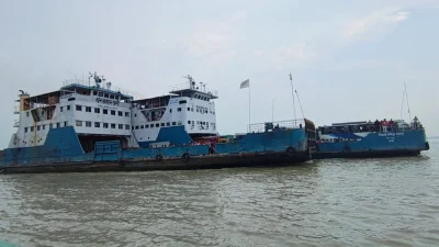 ‘বীরশ্রেষ্ঠ হামিদুর রহমান’ (রো রো) ফেরিটি দৌলতদিয়া ঘাটে ভিড়েছে