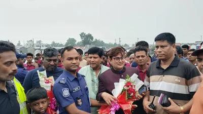হেলিকপ্টার থেকে নামা ব্যক্তিকে ফুল দিয়ে শুভেচ্ছা জানালেন ওসি