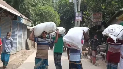 সোমবার রৌমারীতে গুদামের বেড়া ও দরজা ভেঙে সারের বস্তা নিয়ে গেছেন বিক্ষুব্ধ কৃষকেরা