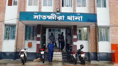 সাতক্ষীরায় ৫৬ বোতল কোরেক্স সিরাপসহ দুই পুলিশ সদস্যকে আটক করেছে জেলা গোয়েন্দা পুলিশ