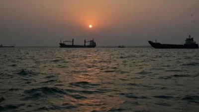 ইরানের বন্দর আব্বাসের কাছে হরমুজ প্রণালিতে নোঙর করা জাহাজ। ছবি : এপি