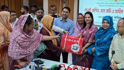 বেদেপল্লির ২৫ জন সদস্যের হাতে সেলাই মেশিন তুলে দেন ফরিদা খানম