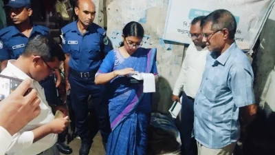 অভিযান পরিচালনা করেন ভ্রাম্যমাণ আদালতের ম্যাজিস্ট্রেট ও সহকারী কমিশনার (ভূমি) নিশাত আনজুম