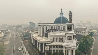 দাবানল থেকে সৃষ্ট ধোঁয়া পন্তিয়ানাক শহরকে ঢেকে দিয়েছে। ছবি : এএফপি