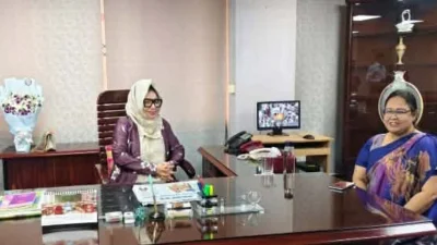 নিজ দফতরে আফরোজা আব্বাস