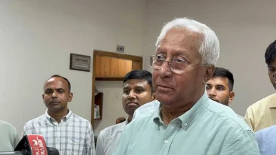 নির্বাচন কমিশনের (ইসি) সিনিয়র সচিব আখতার আহমেদ সাংবাদিকদের ব্রিফিং করছেন
