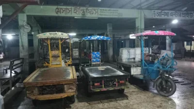 মৎস্য অবতরণ কেন্দ্রের ম্যানেজার শরিফুল ইসলাম সরকারি মিটার থেকে অটোগাড়িতে চার্জ ও সাব-মিটার বাণিজ্যের মাধ্যমে মাসে লাখ টাকা আত্মসাৎ করছেন