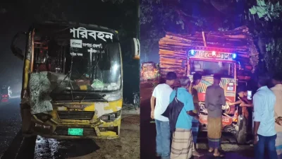 দুর্ঘটনাকবলিত বাস ও স্যালোইঞ্জিন চালিত খড়িবোঝাই গাড়ি