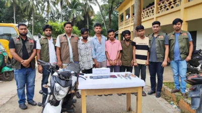 কুমিল্লার পুরাতন এয়ারপোর্ট এলাকার বাণিজ্য মেলায় এক যুবকের মোবাইল ফোন ছিনতাই করে ফেরার পথে পাঁচ জনকে ধাওয়া করে গ্রেফতার করেছে জেলা গোয়েন্দা পুলিশ