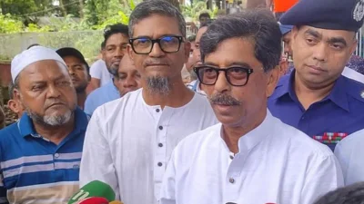ফেনীর ফুলগাজী সরকারি পাইলট উচ্চবিদ্যালয় মাঠ পরিদর্শন শেষে সাংবাদিকদের প্রশ্নের জবাবে কথা বলেন মৎস্য ও প্রাণিসম্পদ, খাদ্য ও কৃষিমন্ত্রী মোহাম্মদ আমিন উর রশীদ