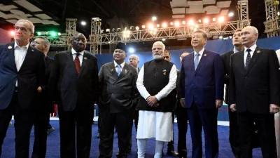 য়াদিল্লিতে আয়োজিত ব্রিকস সম্মেলনের সময় রাশিয়ার প্রেসিডেন্ট, চীনের , ভারতের প্রধানমন্ত্রী, ইন্দোনেশিয়ার প্রেসিডেন্ট, দক্ষিণ আফ্রিকার প্রেসিডেন্ট এবং ইরানের প্রেসিডেন্ট। ছবি: রয়টার্স