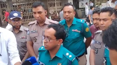 মতিঝিলে ইসলামী ব্যাংক টাওয়ারের সামনে সাংবাদিকদের সঙ্গে কথা বলছেন একজন পুলিশ কর্মকর্তা