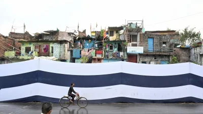 ব্রিকস সম্মেলন উপলক্ষে ভারতের রাজধানী নয়াদিল্লির প্রধান যাতায়াত পথগুলোর ধারের বস্তিগুলো ঢেকে দেয় বিজেপি সরকার। ছবি: সংগৃহীত