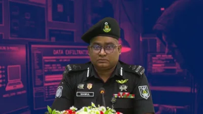 ব্রিফিংয়ে র্যাব-২-এর অধিনায়ক অতিরিক্ত ডিআইজি নয়মুল হাসান