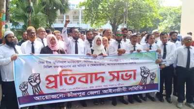 চাঁদপুরের চিফ জুডিশিয়াল ম্যাজিস্ট্রেটসহ তিন বিচারকের আদালত বর্জনের পর এবার তাদের প্রত্যাহারের দাবি জানিয়েছে জেলা আইনজীবী সমিতি